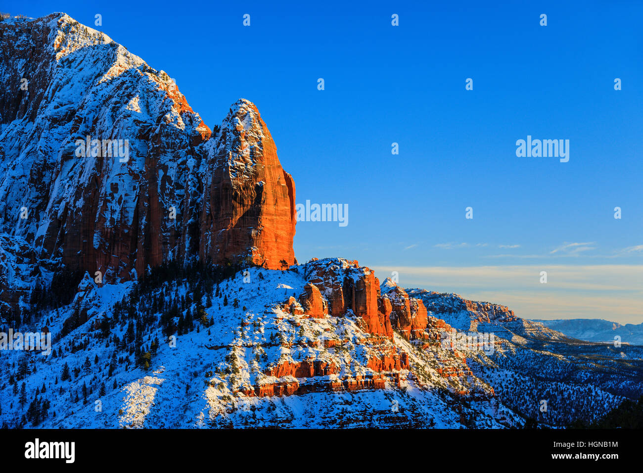 Un tardo pomeriggio vista della maestosa coperto di neve e formazioni rocciose in Kolob Canyons, una parte del Parco Nazionale di Zion, Utah, Stati Uniti d'America. Foto Stock