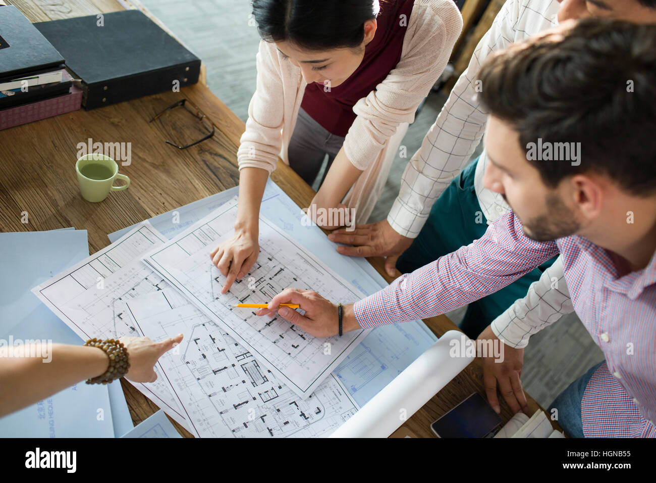 Gli architetti che lavorano in ufficio Foto Stock