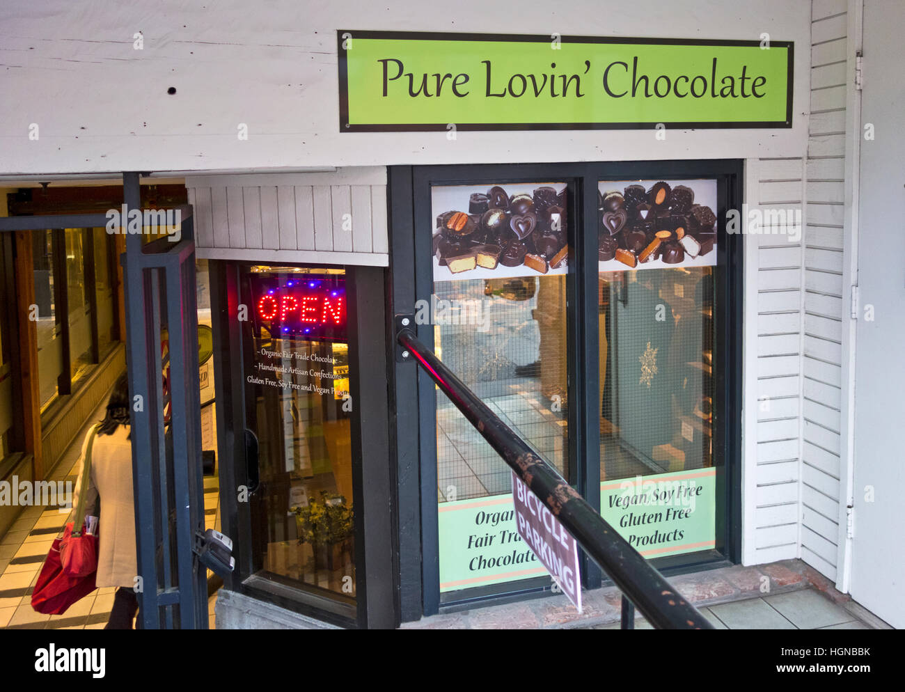 Pura Lovin negozio di cioccolato in Victoria del quartiere Chinatown. Caseificio Seling libero, senza glutine vegano e cioccolatini. Foto Stock