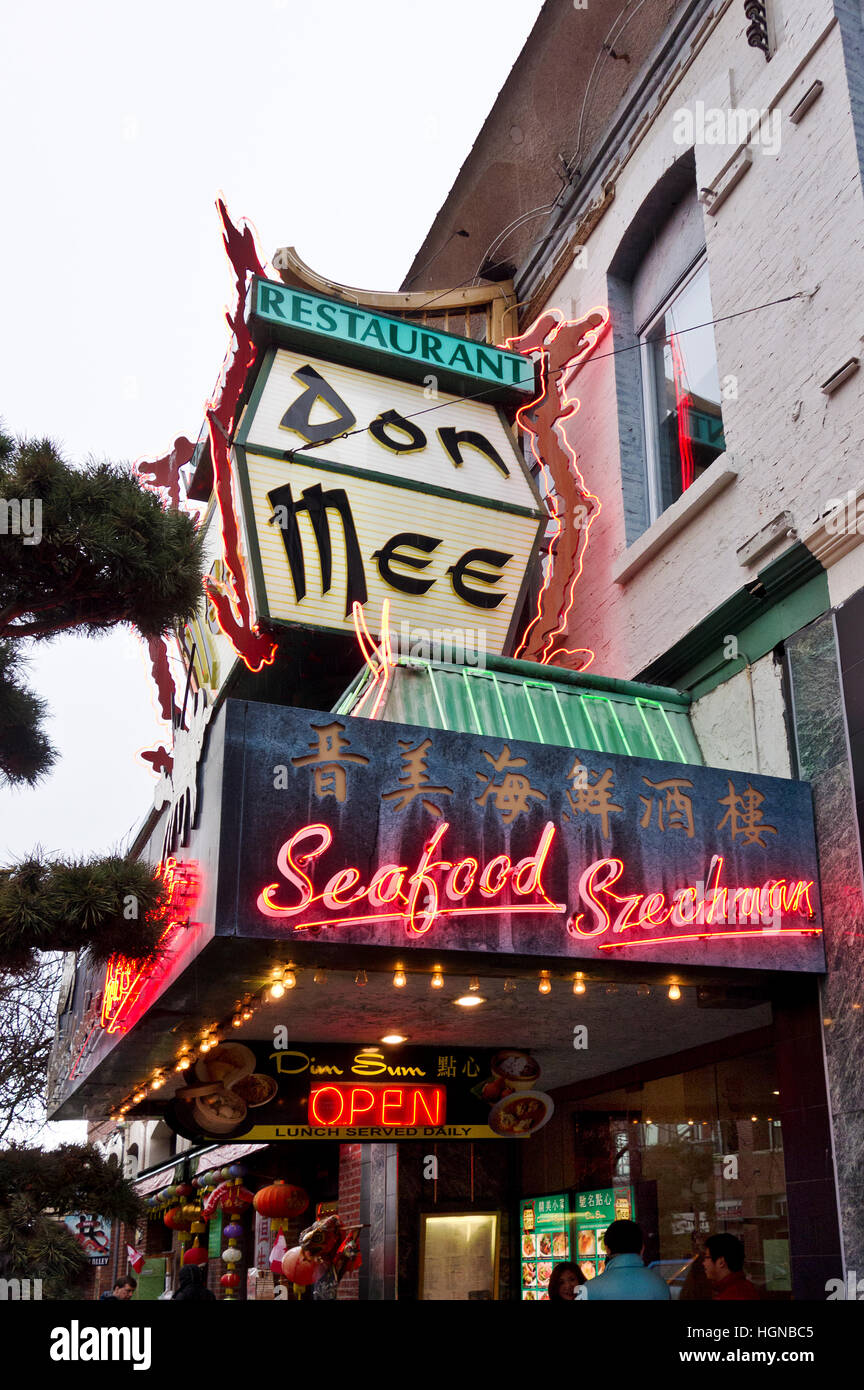 Neon Esterni segno per il famoso Don Mee ristorante cinese a Chinatown, Victoria, British Columbia, Canada. Victoria BC Chinatown. Foto Stock