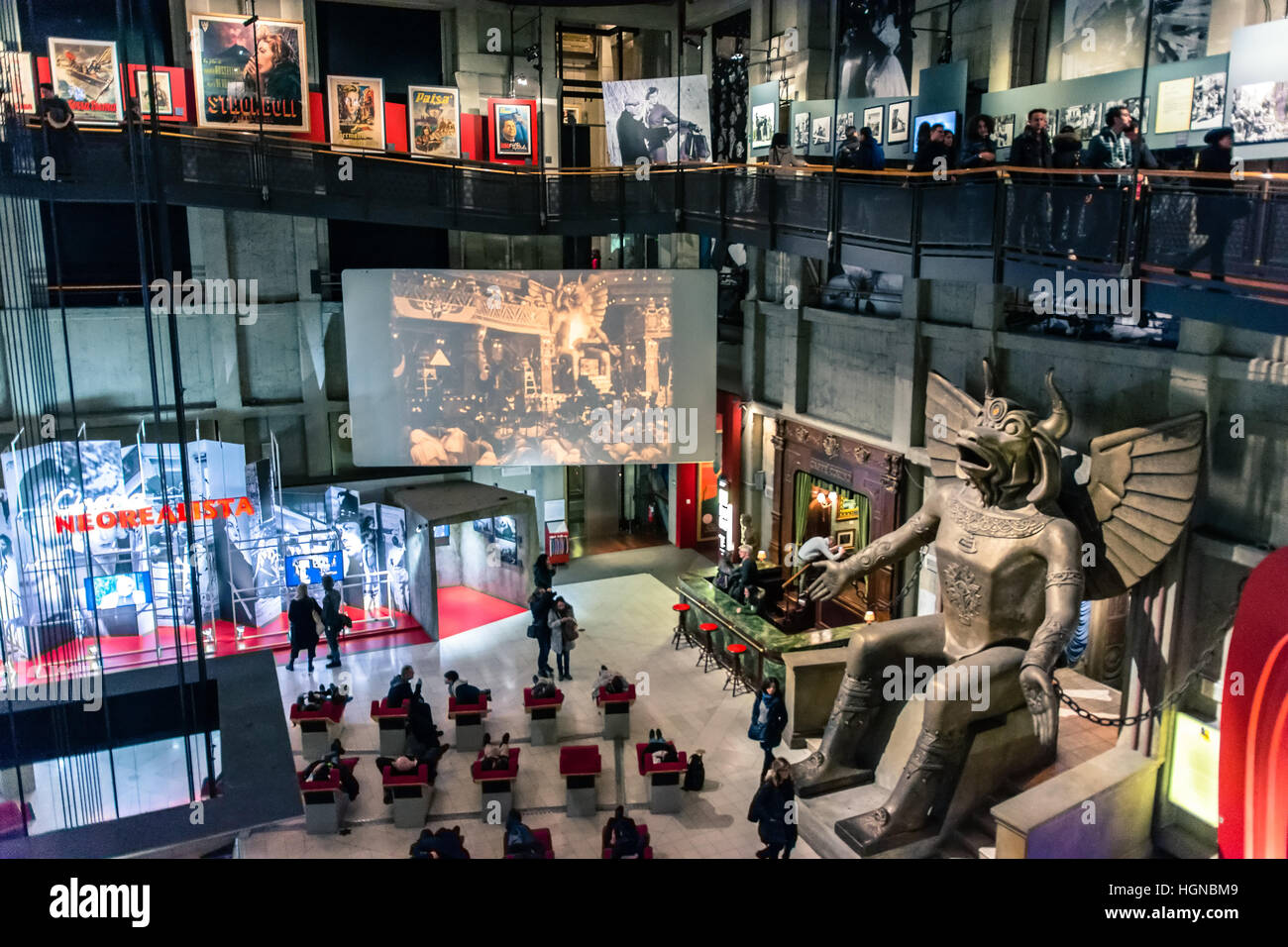 Turisti visitano il Museo Nazionale del Cinema di Torino, Italia. Foto Stock