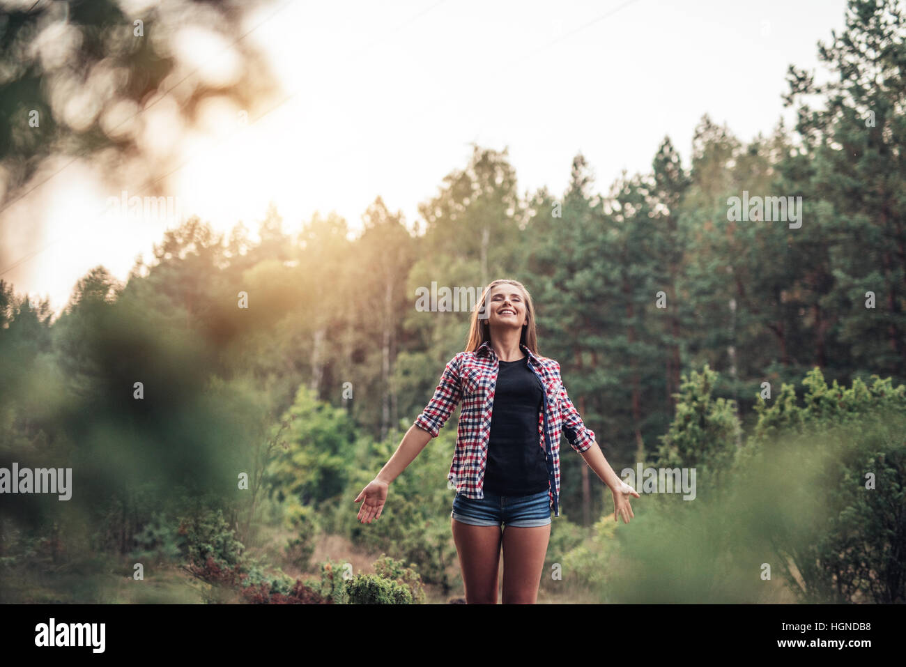 Giovane donna godendo una giornata nella foresta Foto Stock