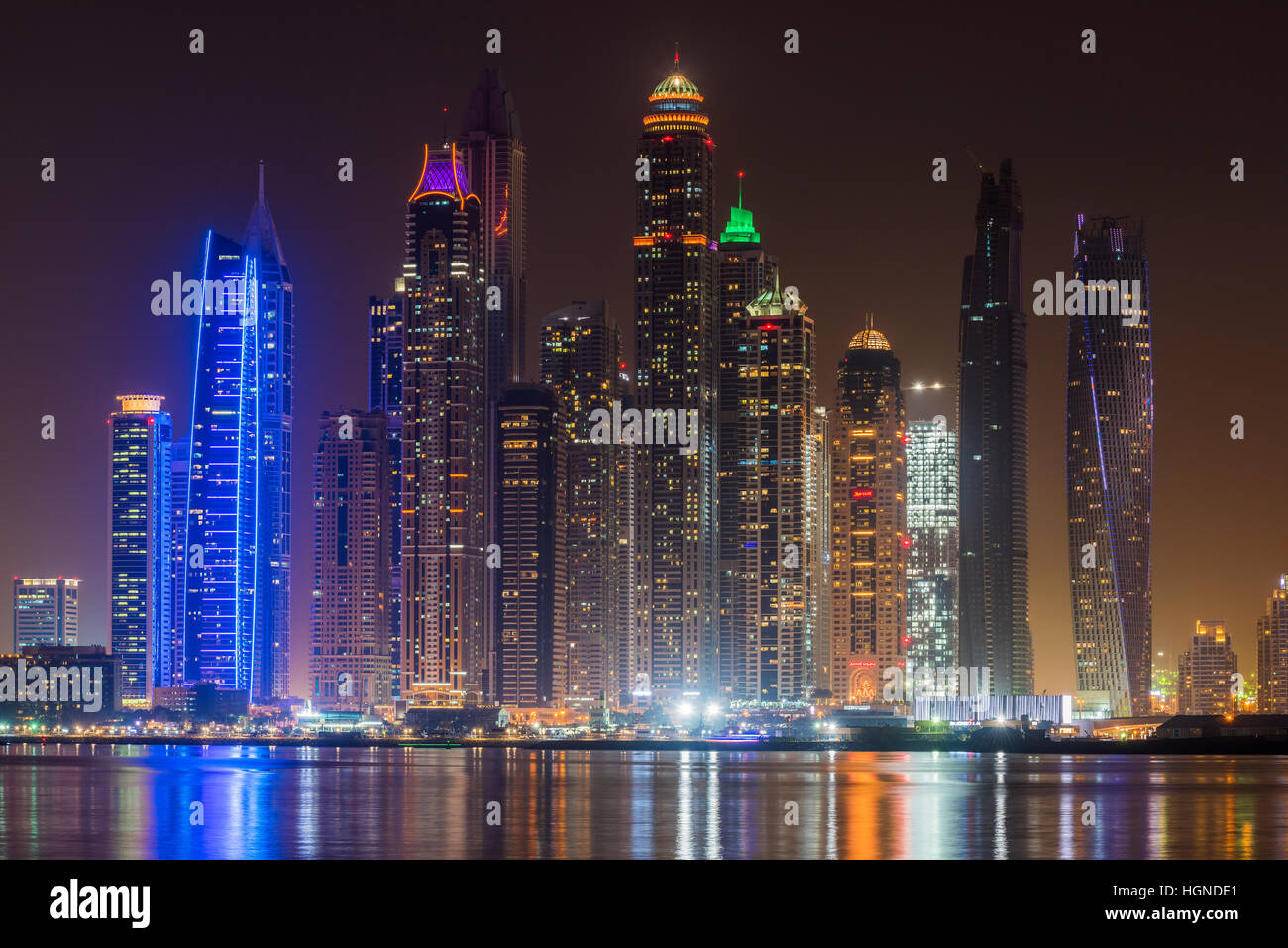 Notte skyline di Dubai Marina quartiere residenziale a Dubai, Emirati Arabi Uniti Foto Stock