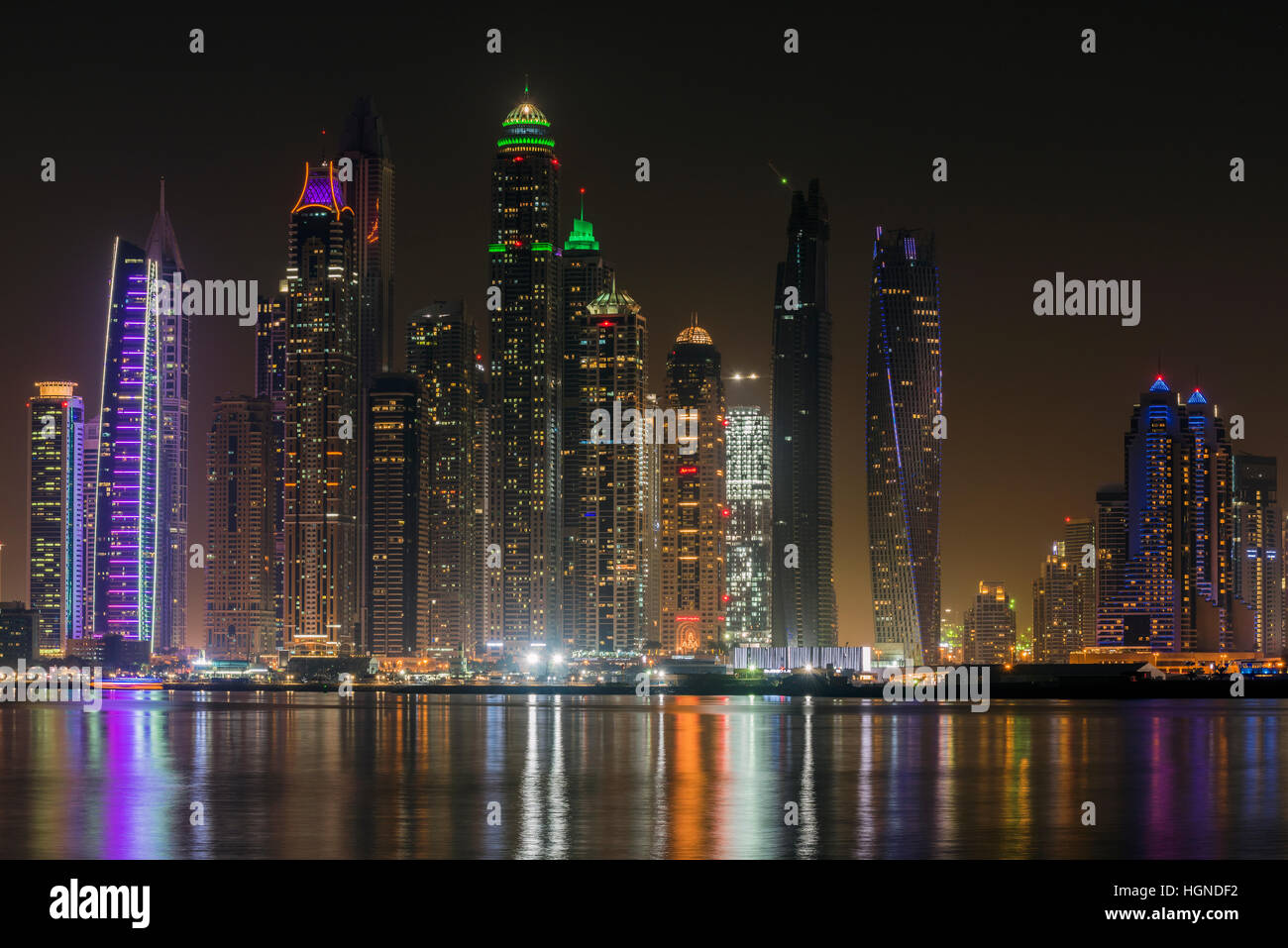 Notte skyline di Dubai Marina quartiere residenziale a Dubai, Emirati Arabi Uniti Foto Stock