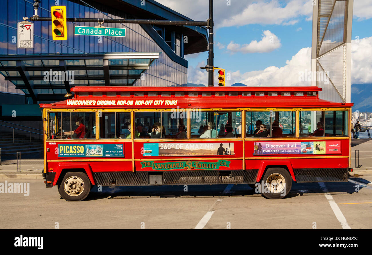 Hop-on Hop-off city tour bus al Canada Place, il porto di Vancouver, British Columbia, Canada. Foto Stock