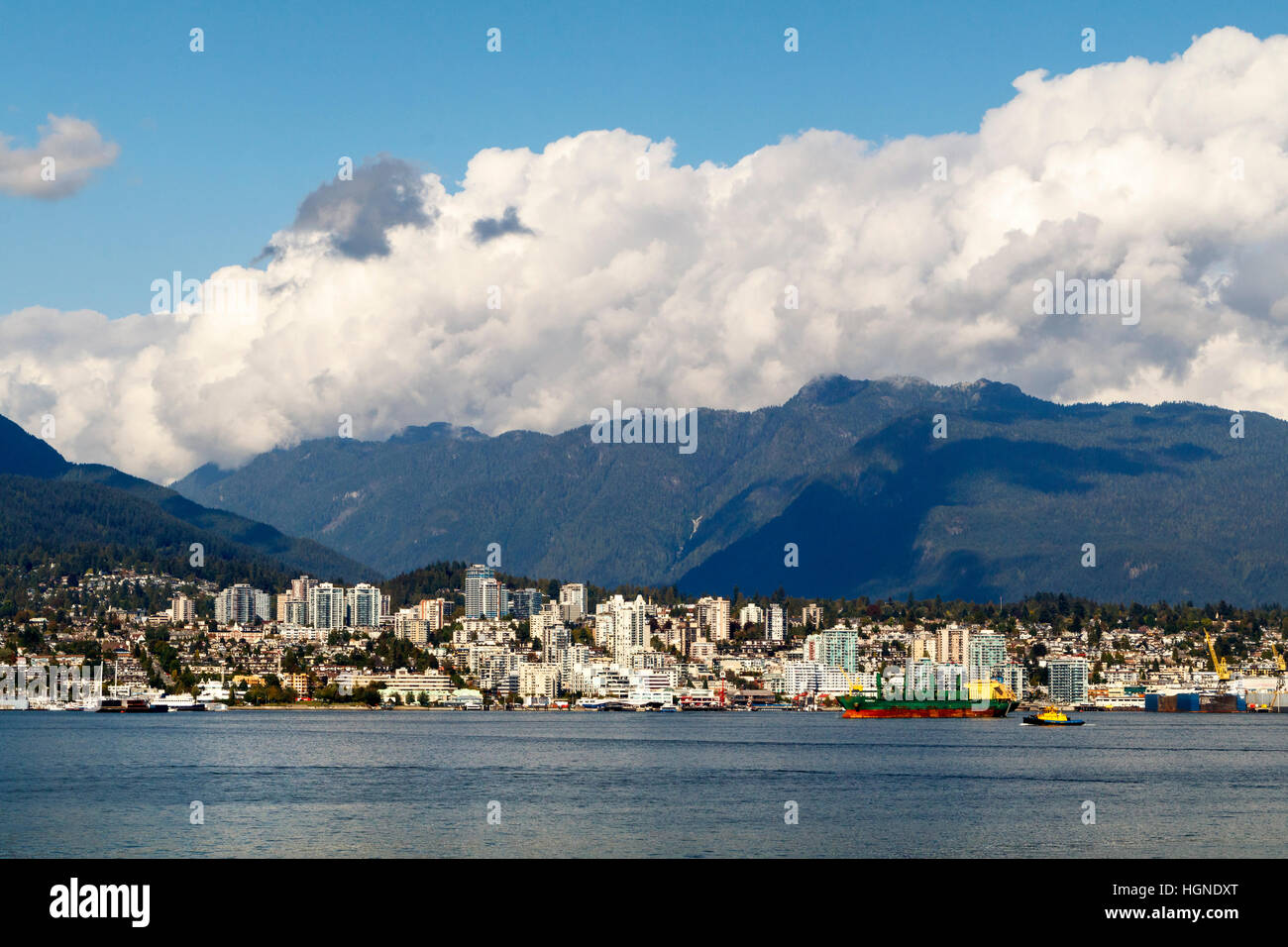 La vista lungo il Porto di Vancouver a North Vancouver e montagne, British Columbia, Canada. Foto Stock