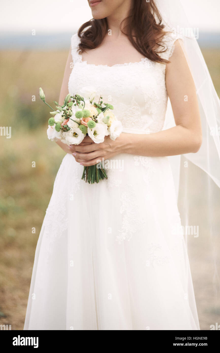 Bouquet nuziale. Bel bouquet di diversi colori nelle mani della sposa Foto Stock