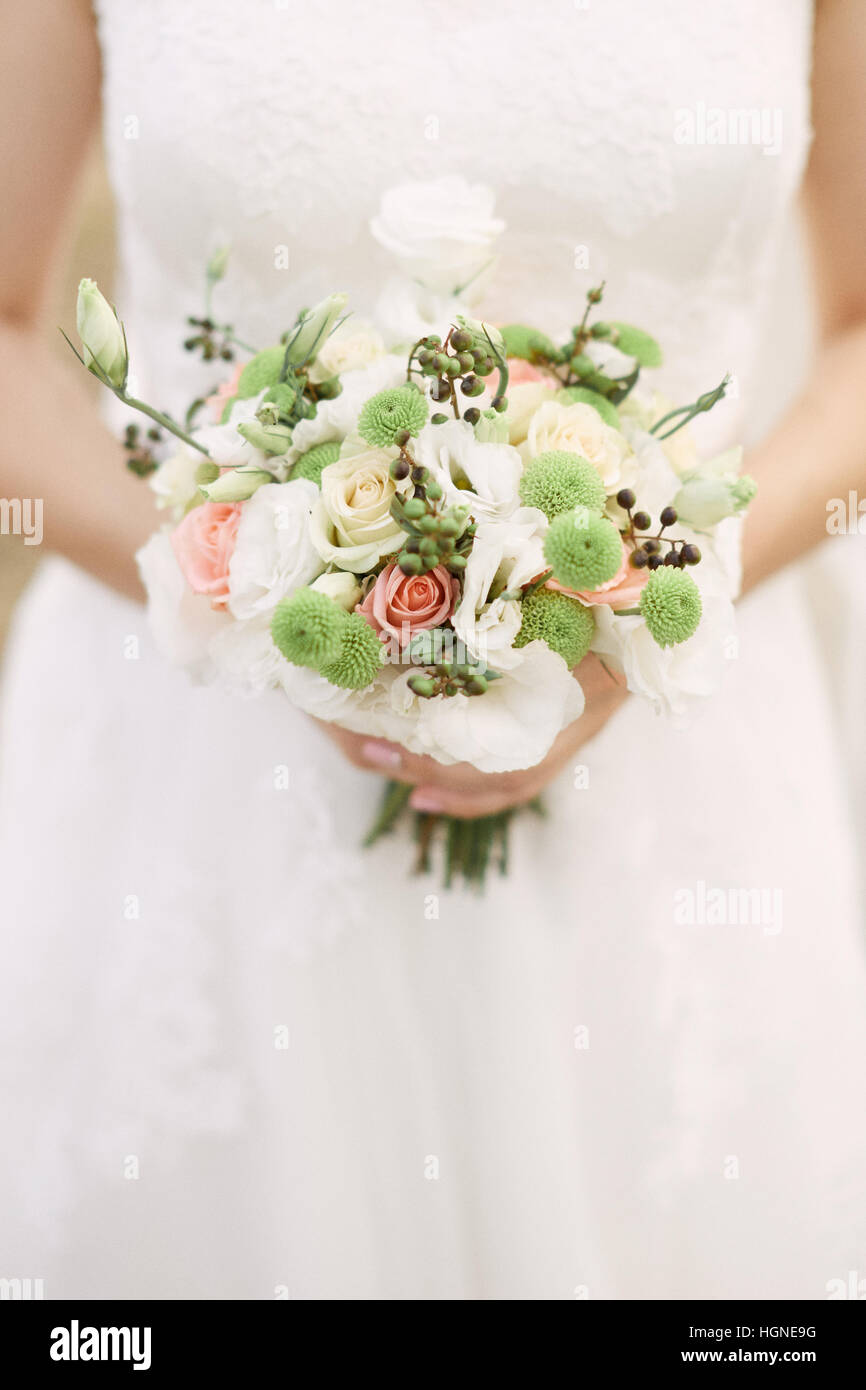 Bouquet nuziale. Bel bouquet di diversi colori nelle mani della sposa Foto Stock