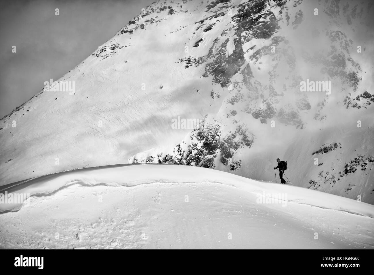 Una ski tourer nelle Alpi francesi Foto Stock