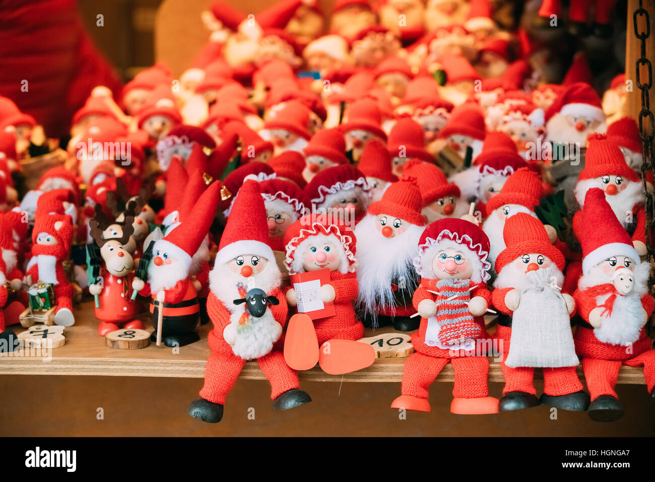 Souvenir tradizionali Babbo Natale Bambole Giocattoli a livello europeo inverno Mercatino di Natale. Anno nuovo souvenir in legno dall'Europa. Foto Stock