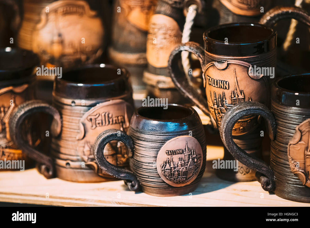Birra di Souvenir Cup sugli scaffali del negozio. Varie e tradizionali terraglie ceramiche Vasellame Tazze al mercato della musica folk. Souvenir da Tallinn, Estonia. Foto Stock