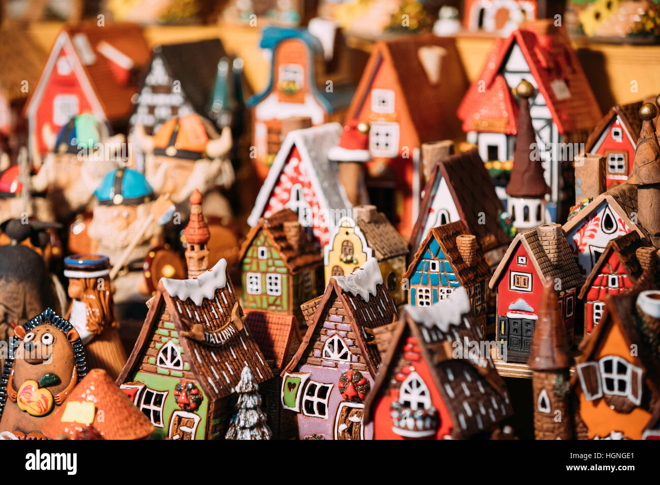 Souvenir tradizionali piccola casa giocattoli al mercato europeo. Divertenti Souvenir di Tallinn, Estonia, l'Europa. Foto Stock