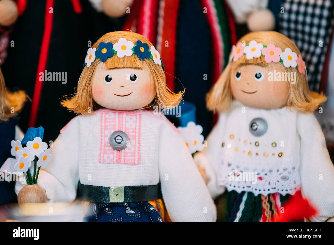 Souvenir tradizionali folk etnico in legno nazionale Bambole Giocattoli a livello europeo del mercato estone. Popolare Souvenir di Tallinn, Estonia Foto Stock