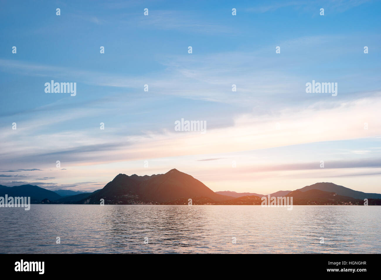 Acqua, cielo e montagne. Foto Stock