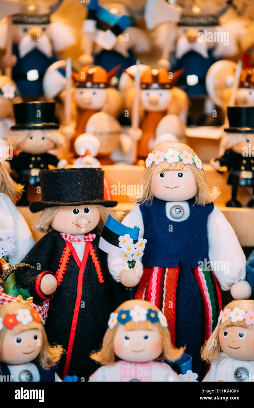 Souvenir tradizionali folk etnico in legno nazionale Bambole Giocattoli a livello europeo del mercato estone. Popolare Souvenir di Tallinn, Estonia Foto Stock