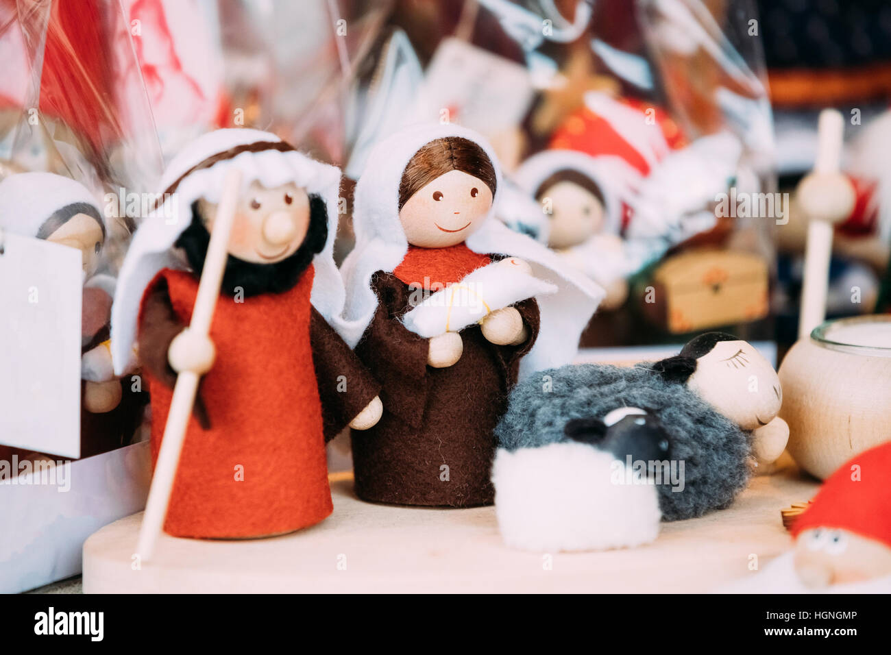Bambole in legno giocattoli la nascita di Gesù a Natale del mercato europeo. Popolari Souvenir di Natale Foto Stock