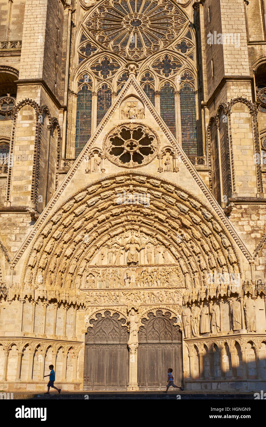 Francia, Cher (18), Bourges, la cattedrale di Saint Etienne, patrimonio mondiale dell'UNESCO, l'ultima sentenza, il portale ovest Foto Stock
