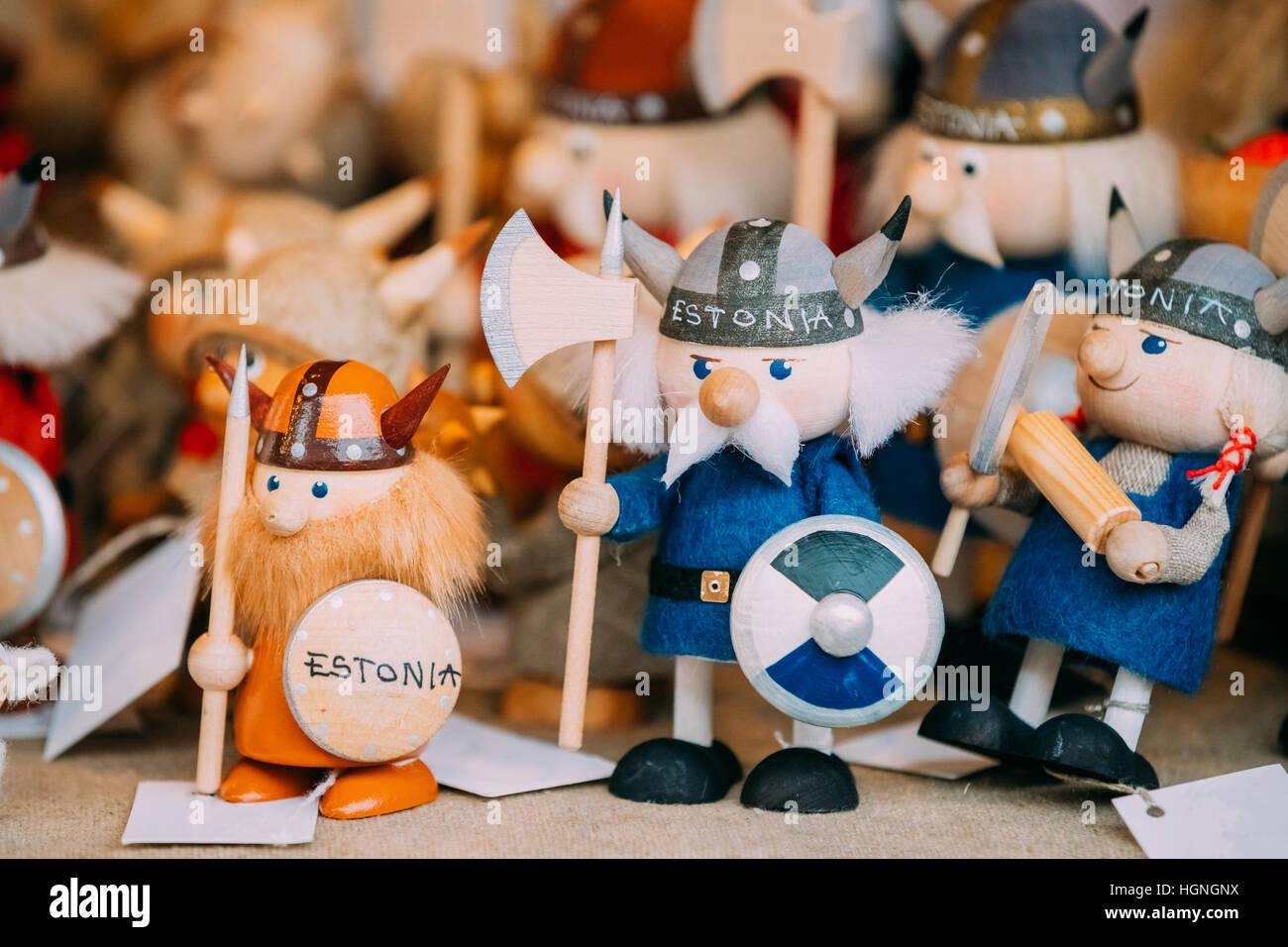 Souvenir tradizionali folk etnico in legno nazionale Viking Bambole Giocattoli a livello europeo del mercato estone. Popolare Souvenir di Tallinn, Estonia Foto Stock