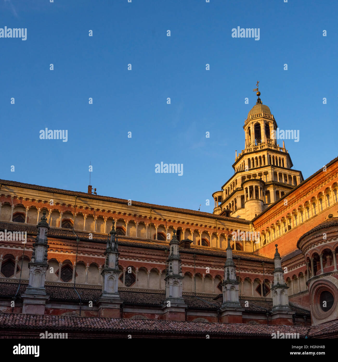 Il Pavia Certosa è un importante esempio di architettura rinascimentale religiosa,Italia al tramonto,foto quadrata con copia spazio. Foto Stock