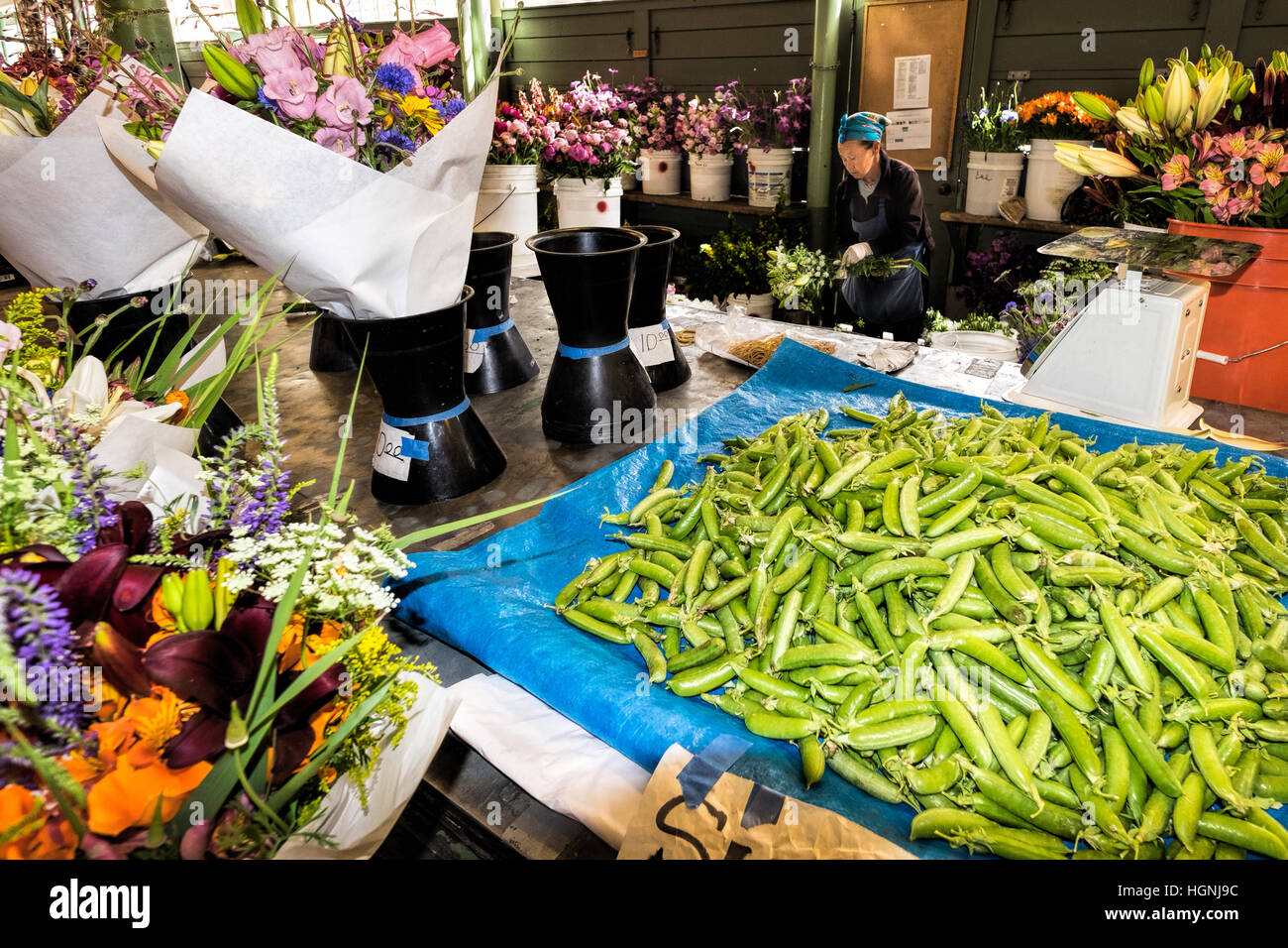 Pike Place Market, a Seattle, Washington, è un mercato all'aperto con una vasta gamma di fornitori.Il mercato è uno dei più antichi degli Stati Uniti Foto Stock