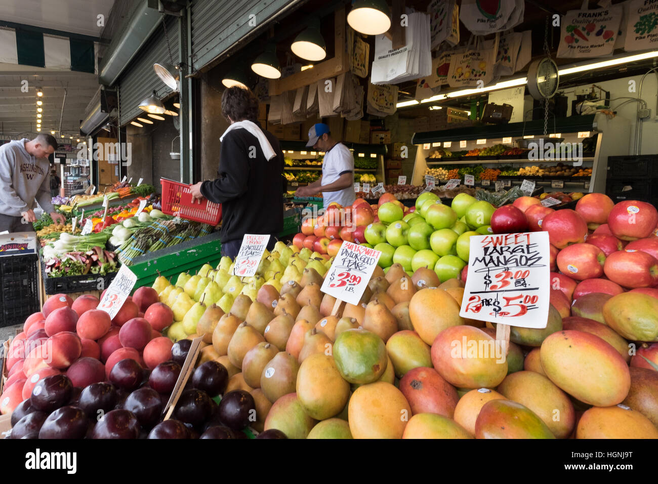 Pike Place Market, a Seattle, Washington, è un mercato all'aperto con una vasta gamma di fornitori.Il mercato è uno dei più antichi degli Stati Uniti Foto Stock