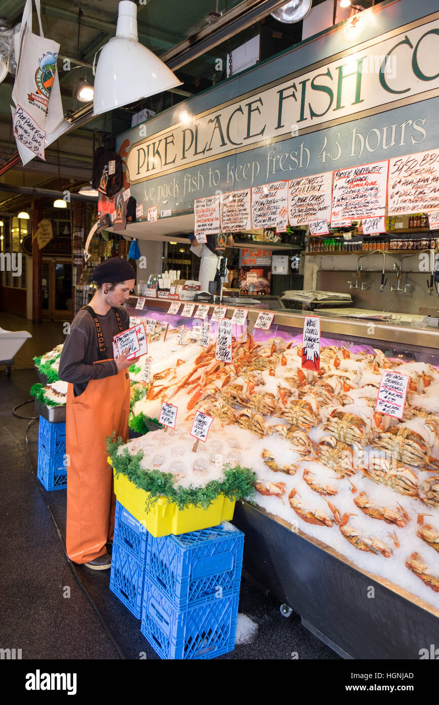 Pike Place Market, a Seattle, Washington, è un mercato all'aperto con una vasta gamma di fornitori.Il mercato è uno dei più antichi degli Stati Uniti Foto Stock