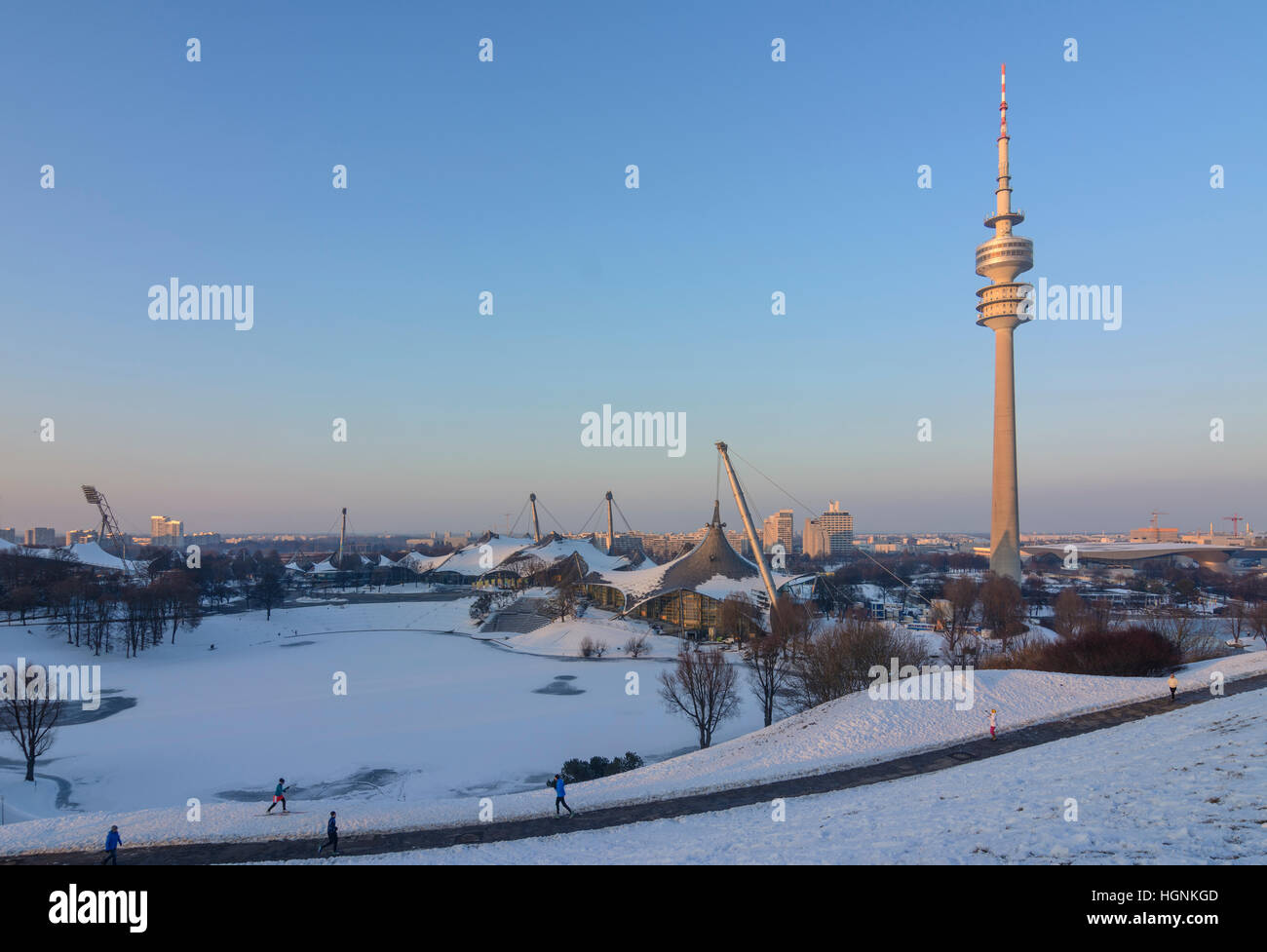 München Monaco di Baviera : Olympiapark (Olympic Park), Olympiaturm (Olympic Tower), persona sci, Alta Baviera, Baviera, Baviera, Baviera, Germania Foto Stock