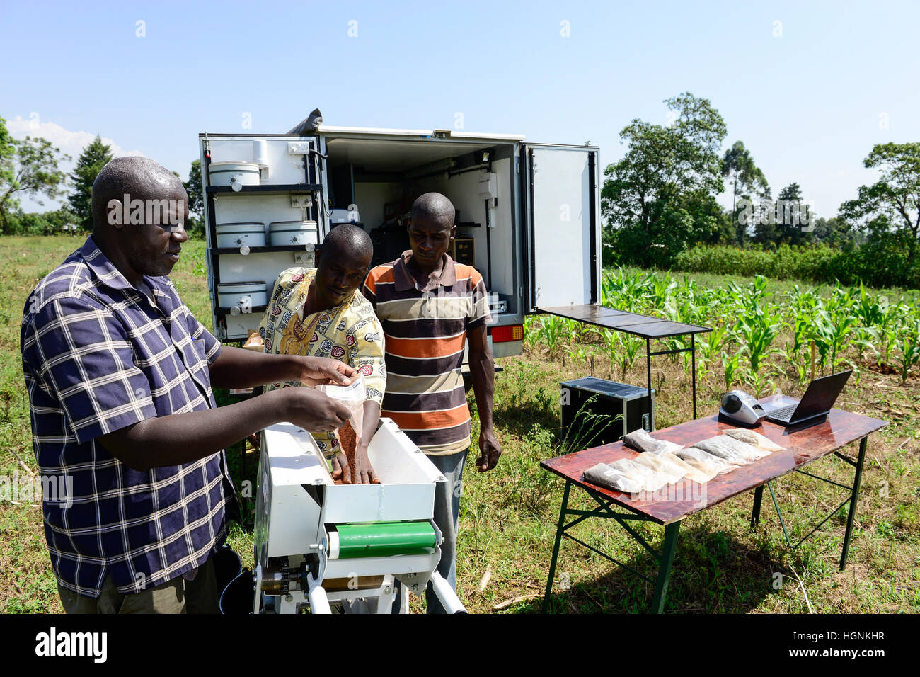 Il Kenya, nella contea di Bungoma, Mabanga, la formazione agricola istituto, terreno mobile testing lab / KENIA, landwirtschaftliches Traningszentrum, mobiles Bodentest und analizzare la manodopera Foto Stock