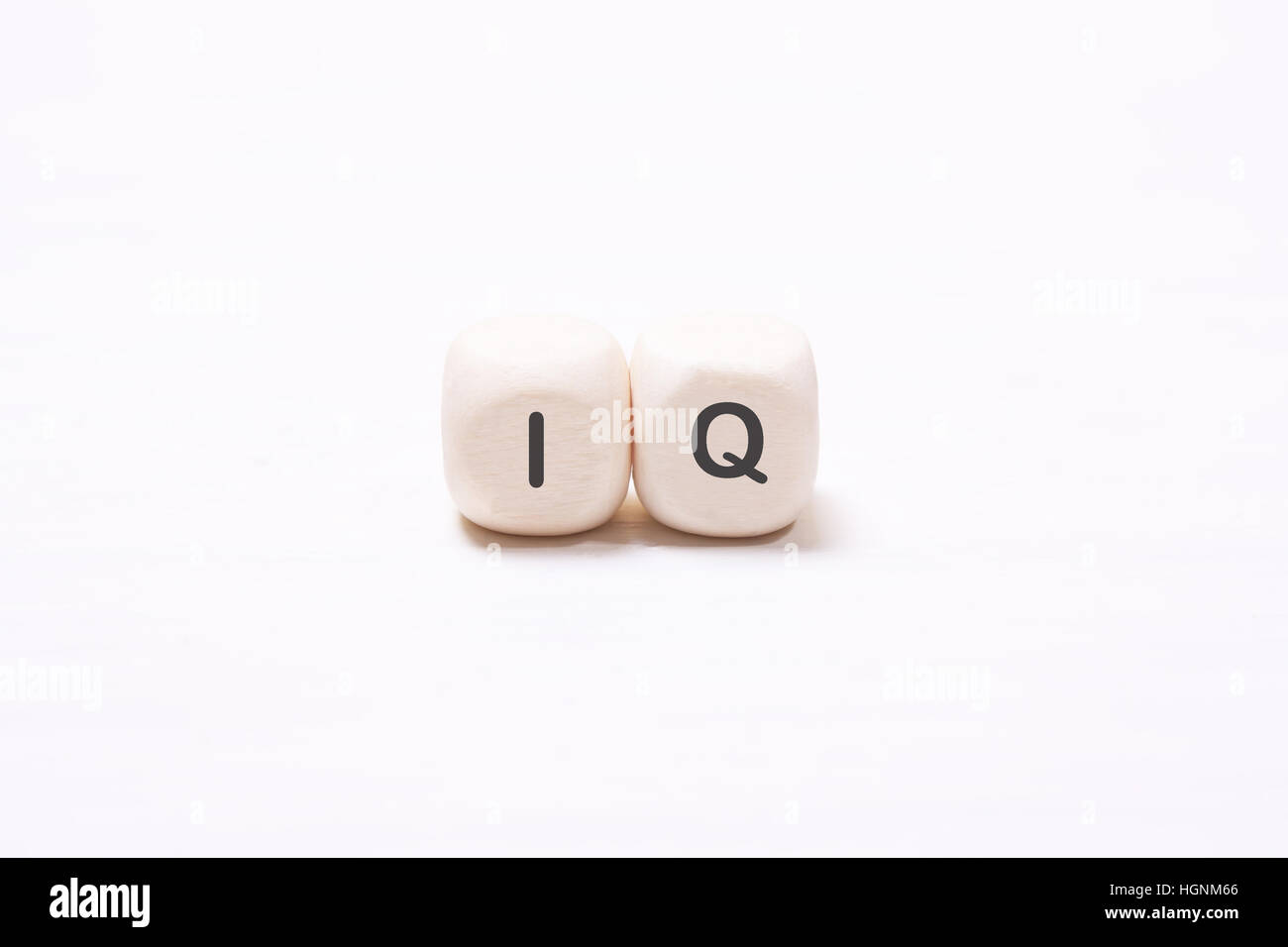 La parola "QI" sul bianco i cubi di legno. Il concetto della mente, l'intelletto Foto Stock