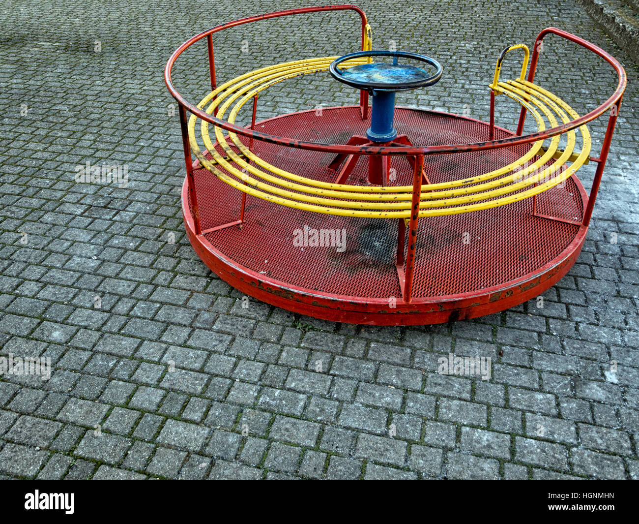 Svuotare il parco giochi per bambini, vecchi rotonda. Ambiente urbano, senza bambini. Foto Stock