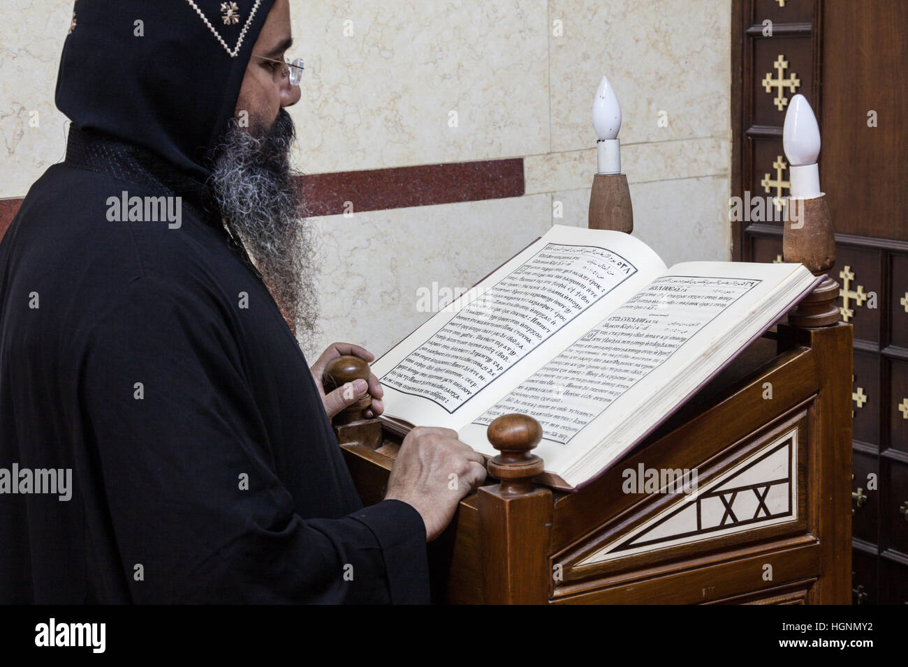 Gerusalemme, Israele - Agosto 1,2014: monaco copto e un nuovo Testamento Bibbia scritta in lingua copta nel Patriarcato copto in Gerusalemme, accanto a t Foto Stock