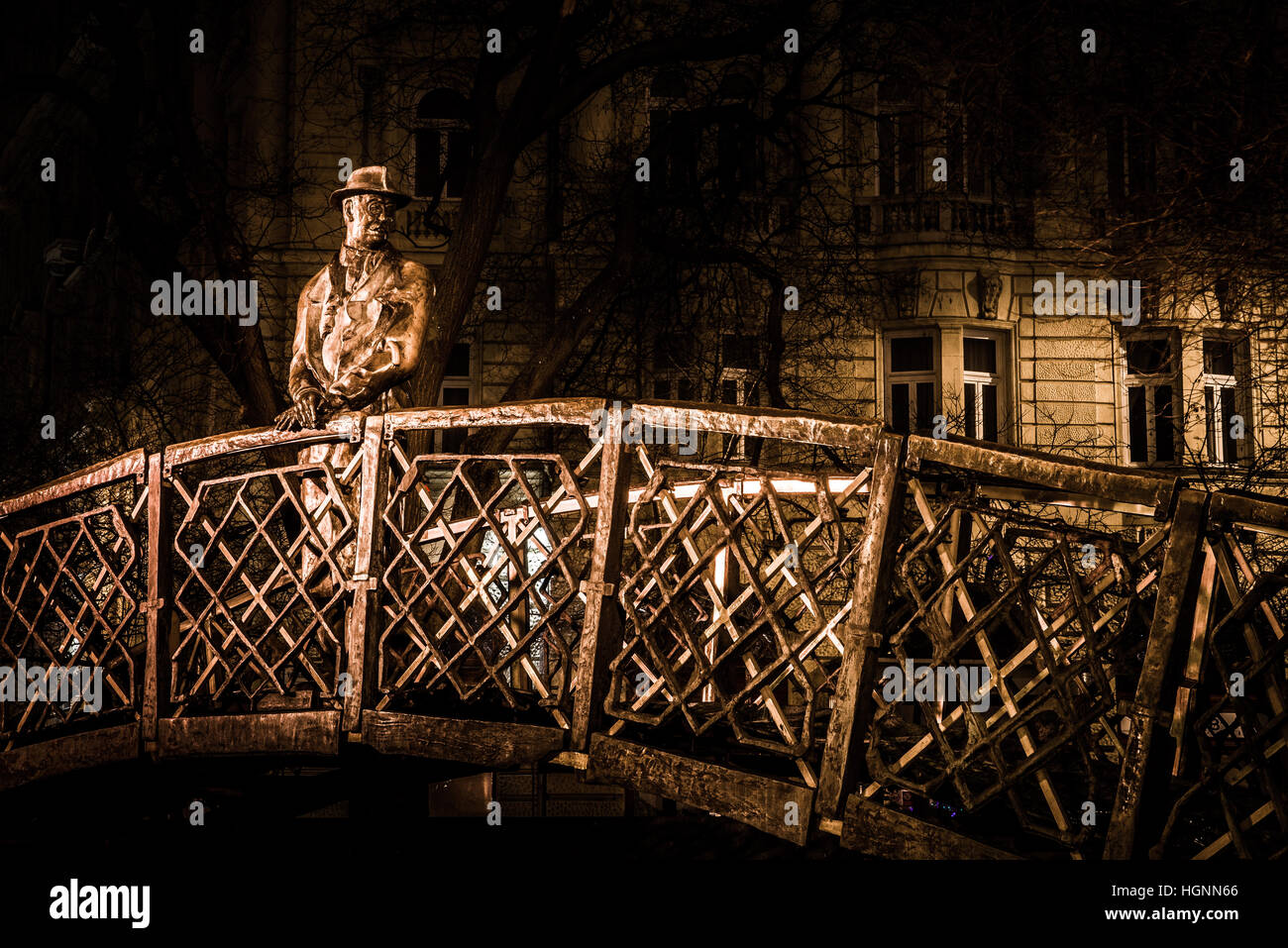 Imre Nagy statua dal Parlamento Budapest Ungheria di notte Foto Stock