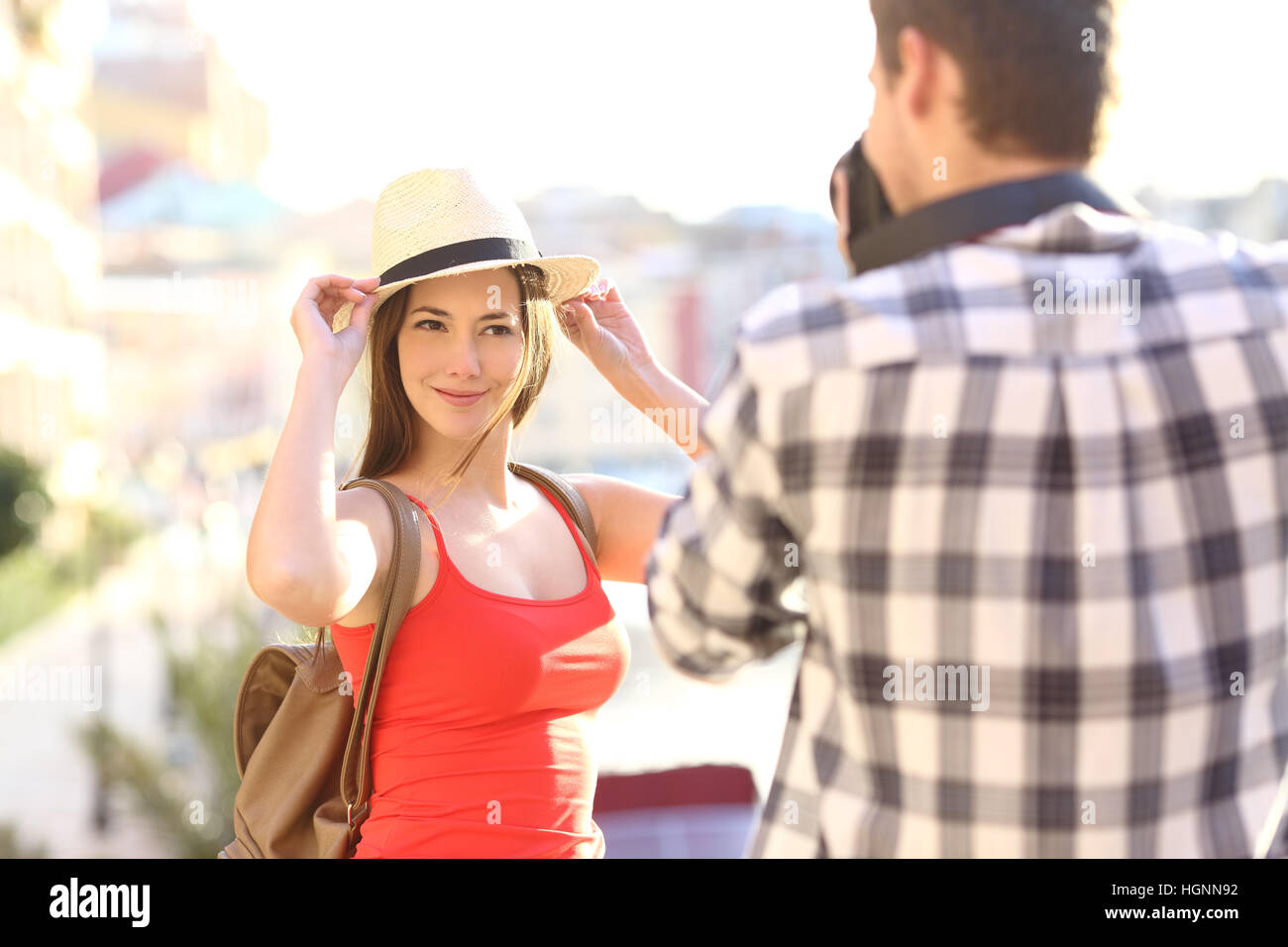 Coppia di turisti scattare foto in strada in vacanza in una giornata di sole Foto Stock