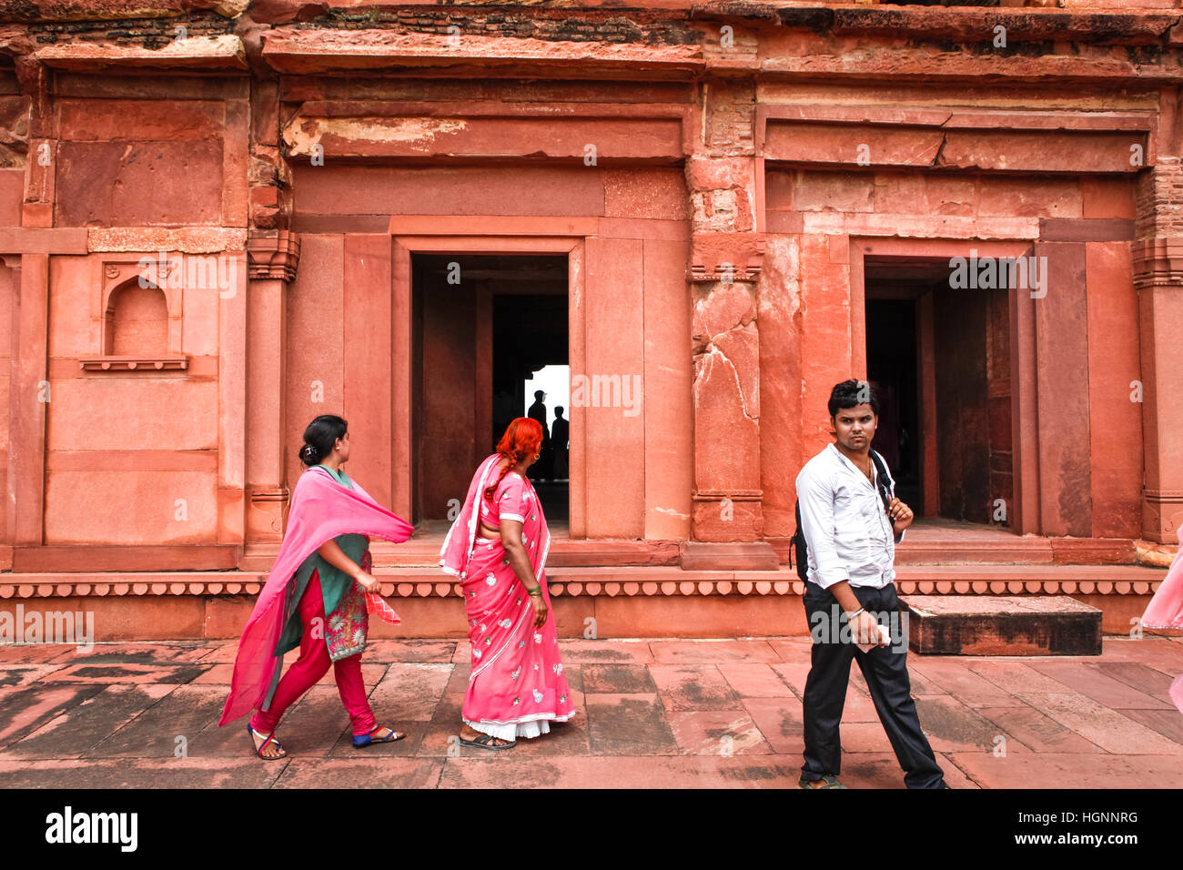I turisti locali al palazzo di Jahangir all'interno di Agra Fort. Foto Stock