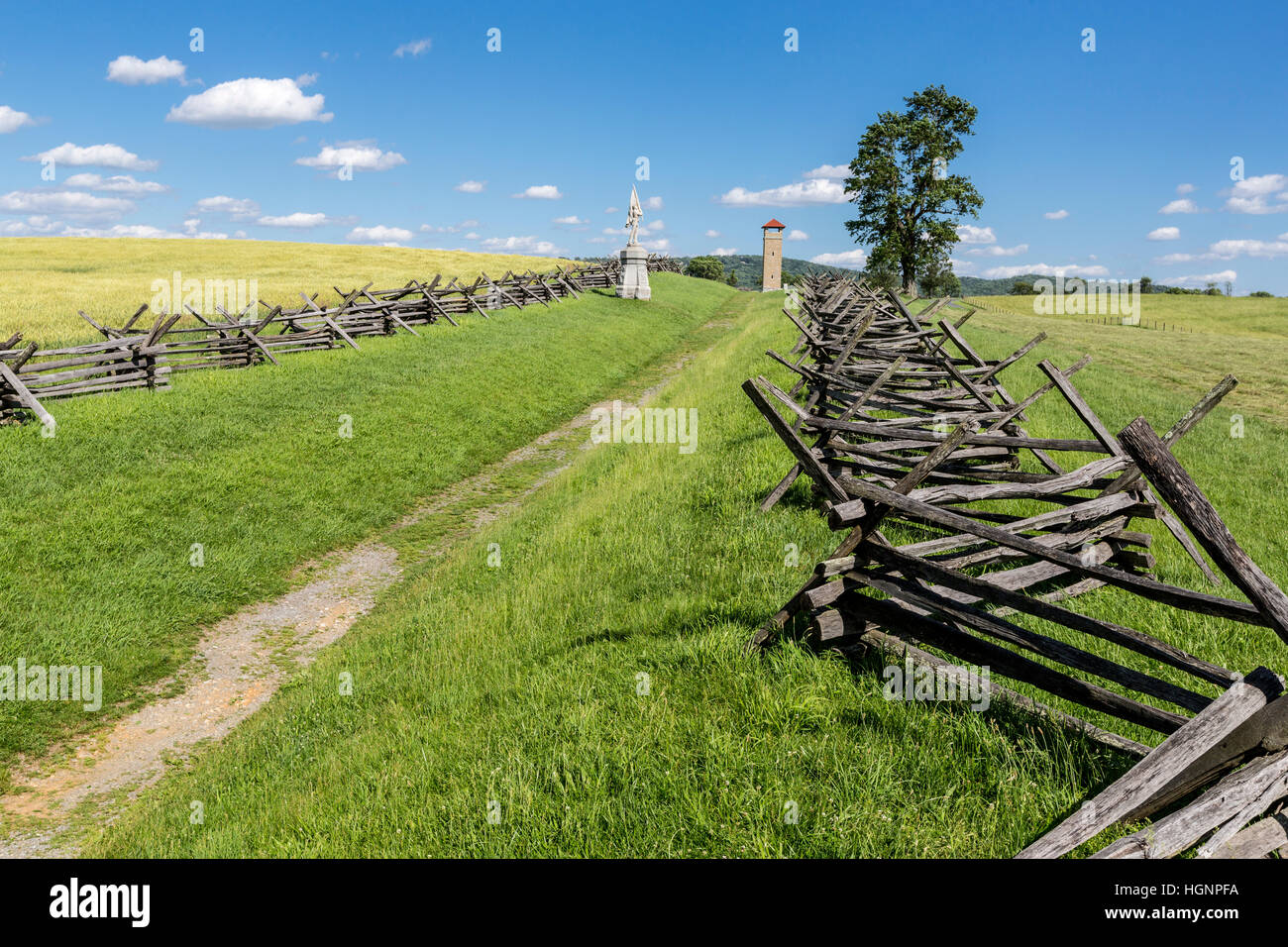 Campo di battaglia di Antietam, Maryland. Sunken Road (sanguinosa Lane). Torre di osservazione in background. Foto Stock