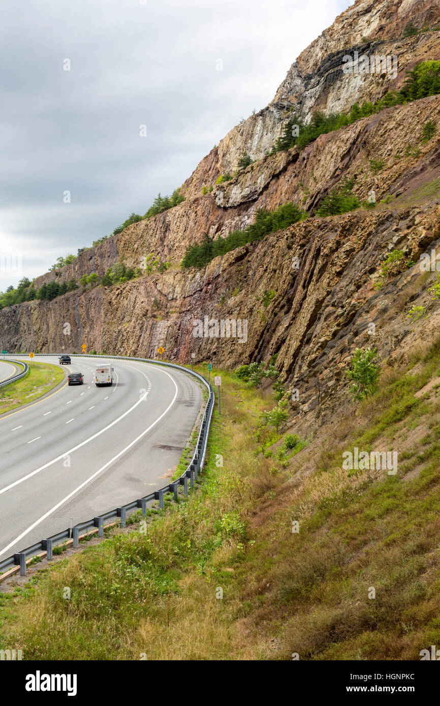 Sideling Hill, Maryland, Interstate 68 autostrada, che mostra strati geologici, piega anticlinale e formazioni syncline. Foto Stock