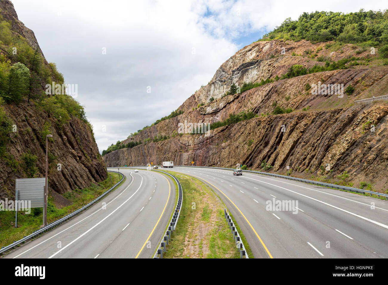 Sideling Hill, Maryland, Interstate 68 autostrada, che mostra strati geologici, piega anticlinale e formazioni syncline. Foto Stock