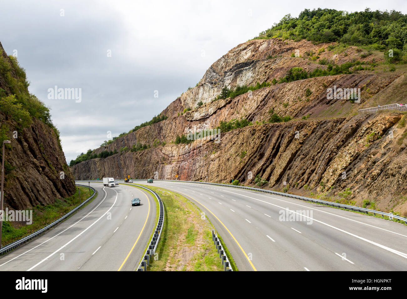 Sideling Hill, Maryland, Interstate 68 autostrada, che mostra strati geologici, piega anticlinale e formazioni syncline. Foto Stock