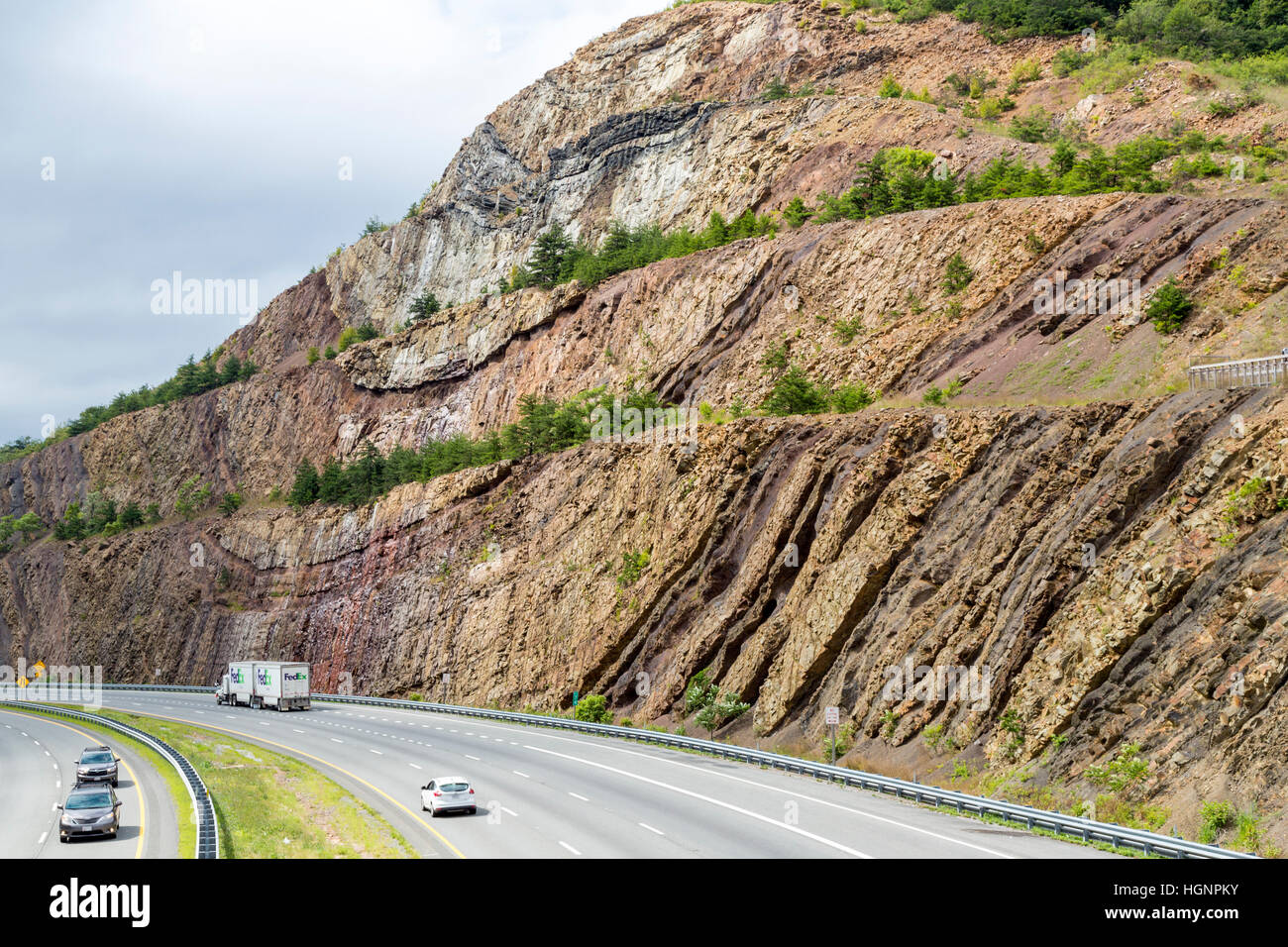 Sideling Hill, Maryland, Interstate 68 autostrada, che mostra strati geologici, piega anticlinale e formazioni syncline. Foto Stock