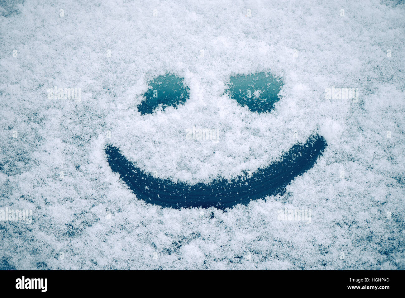 Faccina felice faccia emoticon nella neve stagione invernale la gioia e la felicità concept Foto Stock