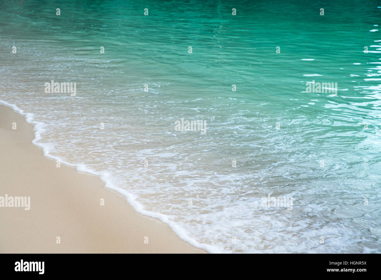 Onda di mare sulla spiaggia di sabbia Foto Stock