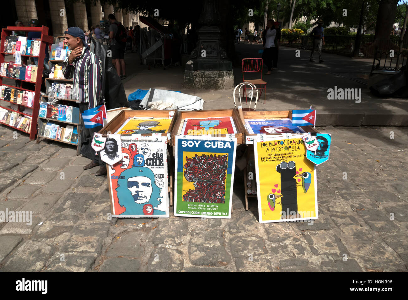 L'Avana, Cuba. Il mercato turistico in Plaza de Armas con negozi, fiera con bancarella vendendo souvenir e regali, artigianato, poster, libri Foto Stock