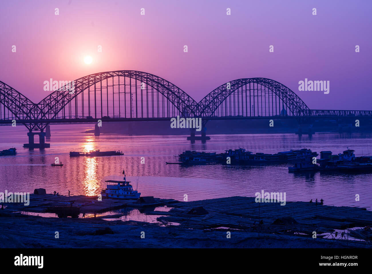 Ponte Yadanarbon al tramonto sul Fiume Ayeyarwady, moderno ponte di Mandalay Division, Birmania Foto Stock