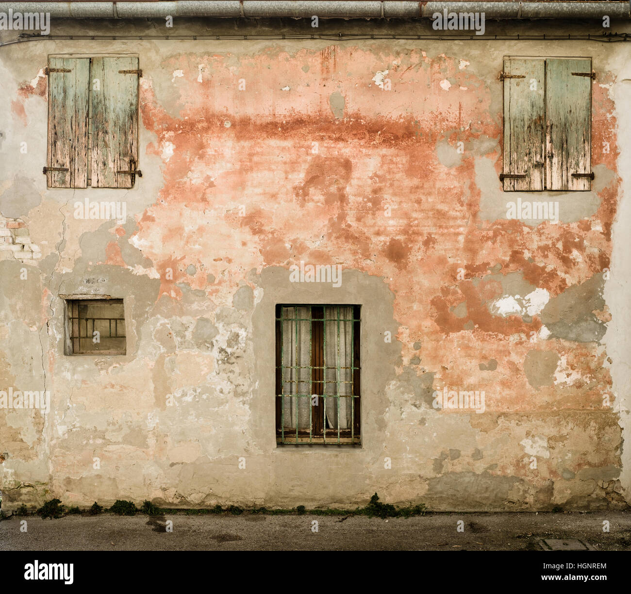 La facciata posteriore di una povera vecchia casa tradizionale della Valle Padana. Sant'Alberto, Ravenna, Italia. Foto Stock