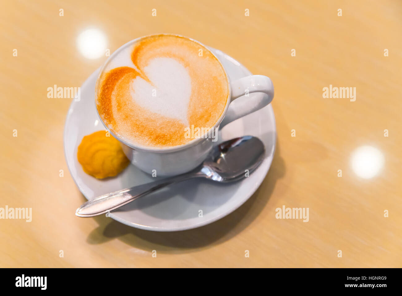Caffè cuore d'arte forma schiuma servire con cookie, copy-spazio sul telaio destro Foto Stock