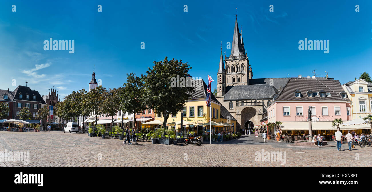 XANTEN, Germania - 07 settembre 2016: individui non identificato godetevi la scenic marketplace con San Victor's Cathedral - Alta risoluzione - Hyperreal Foto Stock