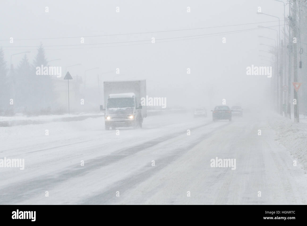 Bucarest, Romania, 25 Gennaio 2016: sono vetture che passa su una strada innevata durante una bufera di neve a Bucarest. Foto Stock