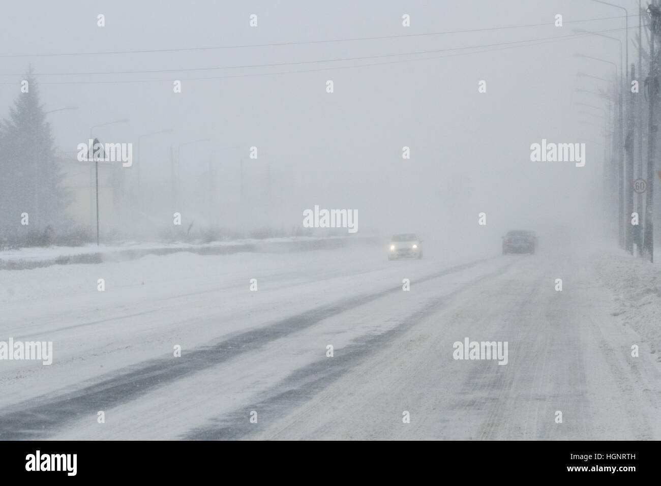 Bucarest, Romania, 25 Gennaio 2016: sono vetture che passa su una strada innevata durante una bufera di neve a Bucarest. Foto Stock