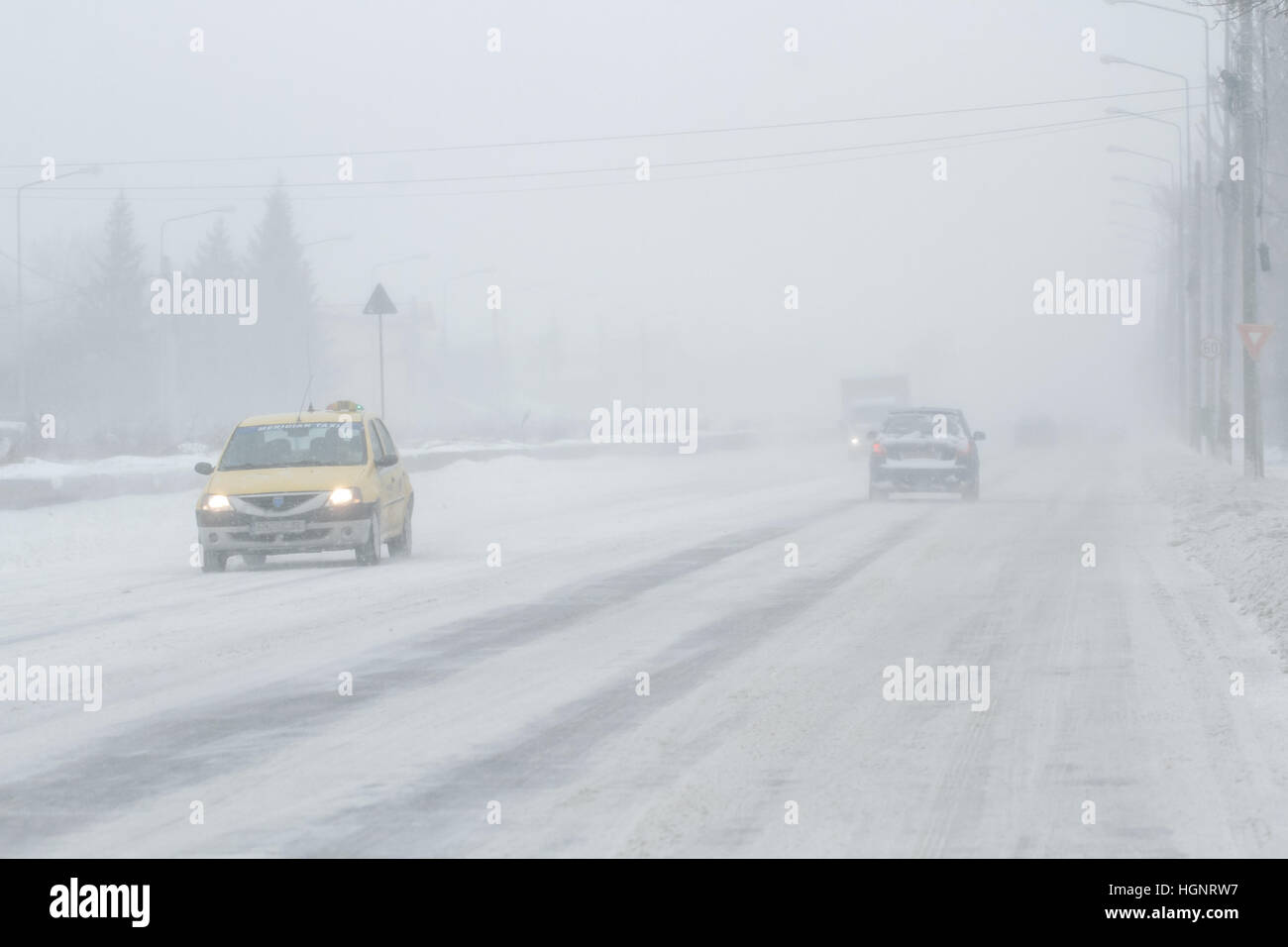 Bucarest, Romania, 25 Gennaio 2016: sono vetture che passa su una strada innevata durante una bufera di neve a Bucarest. Foto Stock