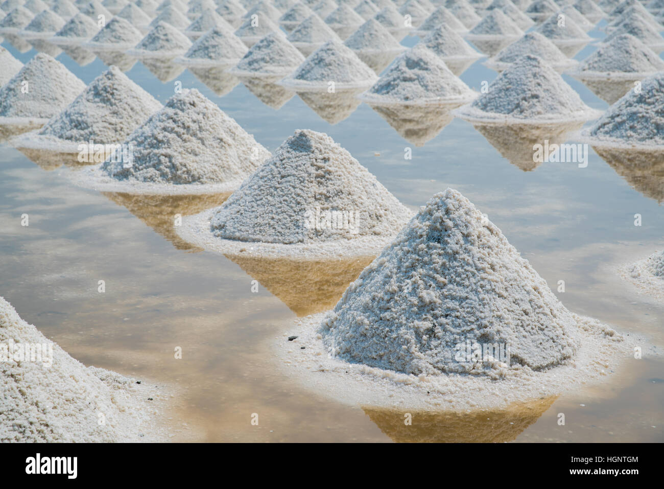 Cumulo di sale marino in sale originale produrre farm rendono dall oceano naturale acqua salata preparazione per ultimo processo prima di essere inviati al consumatore di settore Foto Stock